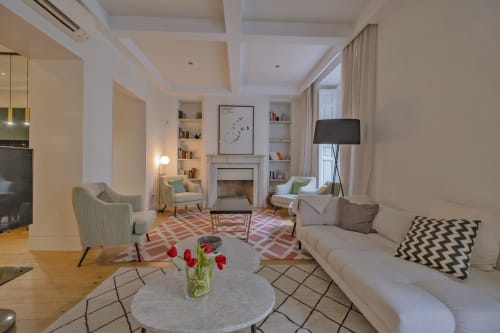 Sala de estar de apartamento moderno en Madrid con chimenea, muebles contemporáneos y vistas a la ciudad en Andimi Apartaments