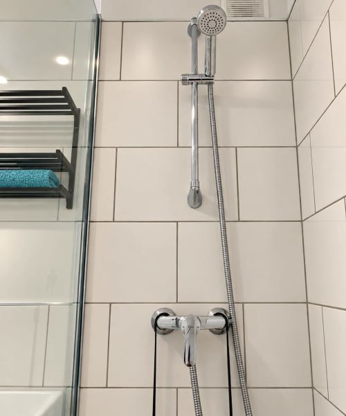 Modernes Badezimmer mit Chromarmaturen und tragbarem Duschkopf in der Wohnung Sara & Gino in Fuerteventura, Corralejo