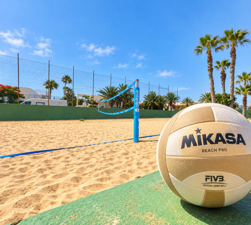 Professioneller Beachvolleyball-Platz mit Mikasa-Ball bei Sara & Gino Fuerteventura in Corralejo, umgeben von Palmen