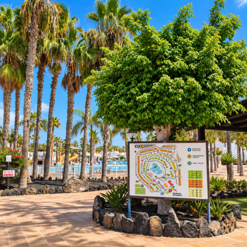 Resortplan-Schild mit Palmen und Poolbereich im Sara & Gino Fuerteventura in Corralejo