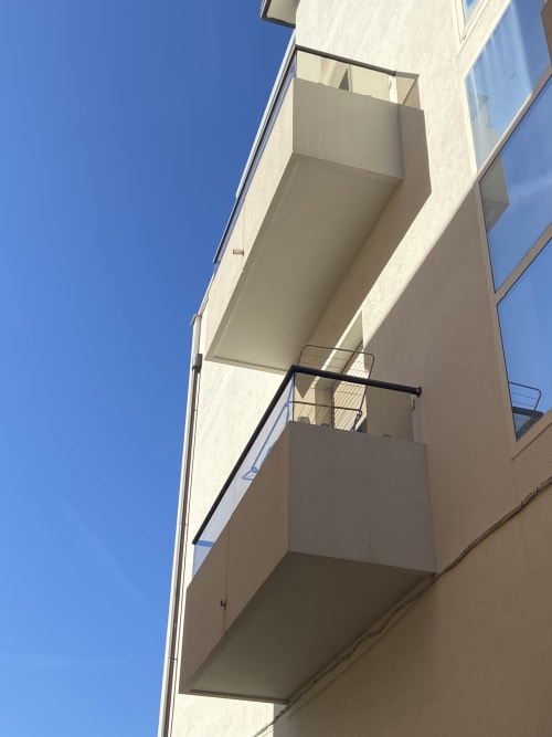 Balconate moderne della Residence Aida a Rimini, Italia, con design architettonico essenziale e ringhiere in metallo