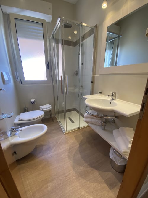 Bagno moderno della struttura a Rimini con doccia, doppio lavabo, bidet e servizi igienici