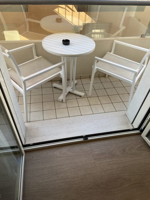 Set di arredamento moderno bianco per patio con tavolo rotondo presso l'hotel Residence Aida a Rimini