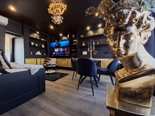Suite cottage Luxurious Love Sensation avec buste doré, murs sombres, écran plat, mobilier moderne et ambiance raffinée