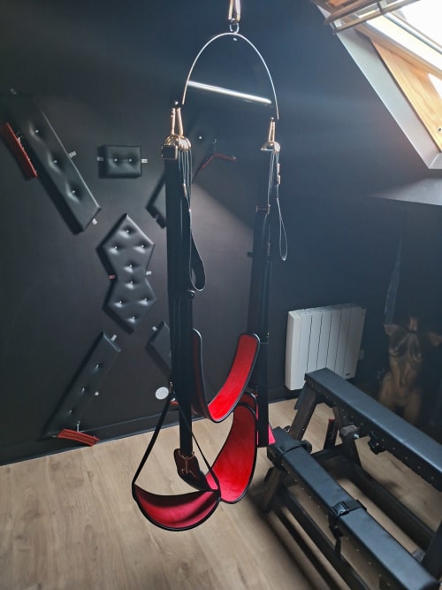 Fauteuil suspendu rouge et noir dans le cottage Love Room Sensation, Esches, France