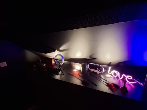 Configuration streaming Love Room avec anneau lumineux, microphone et enseigne néon dans une ambiance romantique de cottage