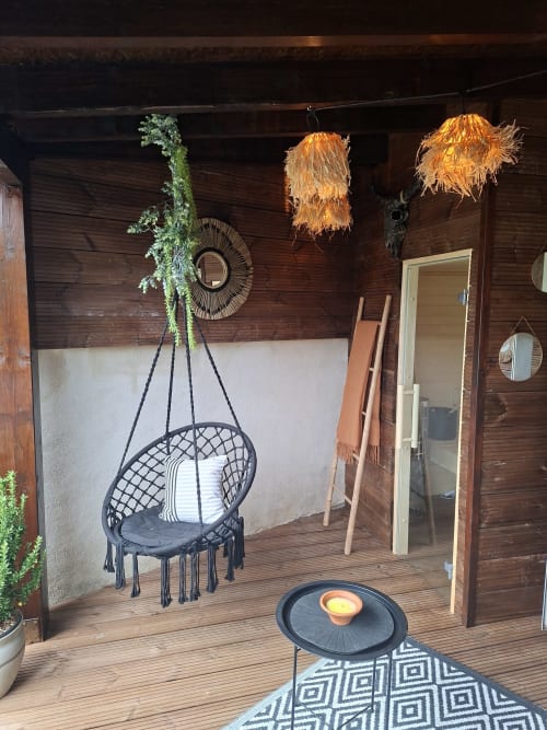 Terrasse extérieure cosy avec chaise suspendue, foyer et pergola en bois rustique au cottage Love Room Sensation à Esches