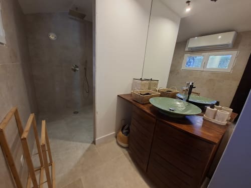 Salle de bain moderne avec douche à l'italienne, meuble vasque en bois foncé et lavabo vert au Love Room Sensation à Esches, France