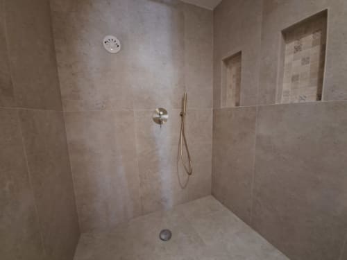 Cabine de douche moderne avec carrelage beige, pomme de douche pluie et douchette à main à Love Room Sensation Avec Jacuzzi Sauna