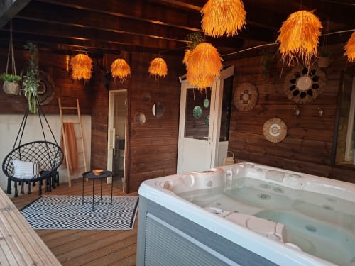 Cottage Love Room Sensation avec jacuzzi, luminaires en macramé, balançoire en crochet et décor tropical à Esches
