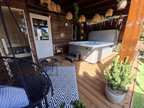 Cottage Love Room Sensation à Esches avec bain à remous sur terrasse en bois, vue sur le jardin et espace de détente extérieur confortable