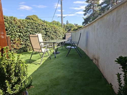 Patio de jardin privé à Love Room Sensation à Esches avec gazon synthétique, coin détente et clôtures de haies
