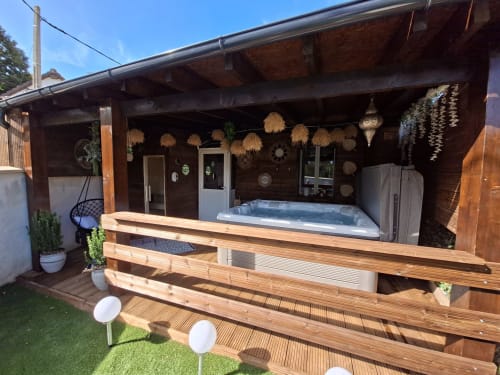 Cottage Love Room Sensation avec vue sur jardin privé, jacuzzi, terrasse en bois et pergola à l'hôtel Esches