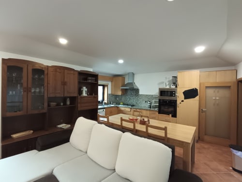 Cozinha e sala de estar integradas e modernas da Casa da Avó, Quinta d'Areda Wine&Pool Experience em Fafe, Portugal, apresentando