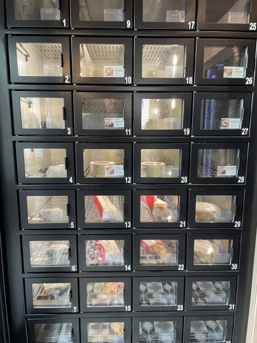 Distributeur automatique de micro-ondes Celtic hotel avec 31 compartiments numérotés contenant des articles alimentaires