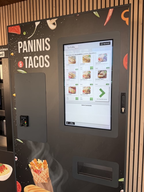 Distributeur automatique de paninis et tacos du Celtic Hotel avec écran de menu numérique