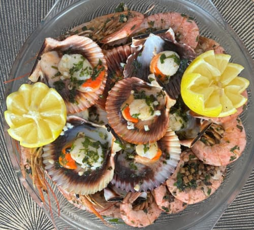 Assiette de fruits de mer avec pétoncles, crevettes et citron au restaurant Suite L'Olive Sacrée, Cabannes