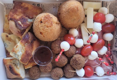 Plateau de pâtisseries de L'Olive Sacrée avec friandises frites, pain, sauce et sucettes sucrées à Cabannes