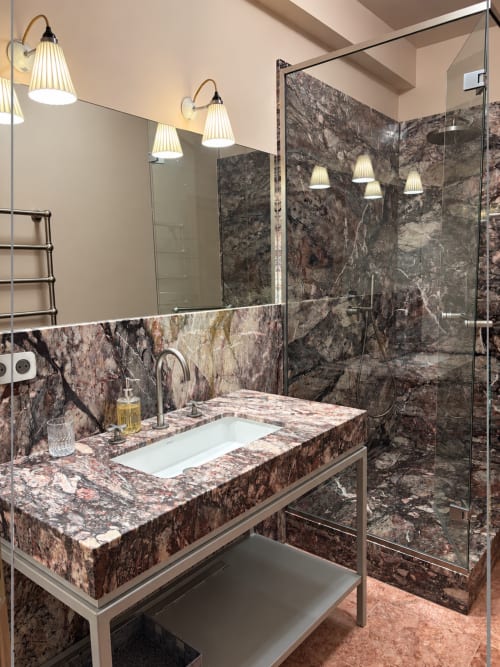 Salle de bains luxueuse à la Chambre Rosalie, Maison Crone B&B : marbre noir, vasque suspendue et douche à l'italienne