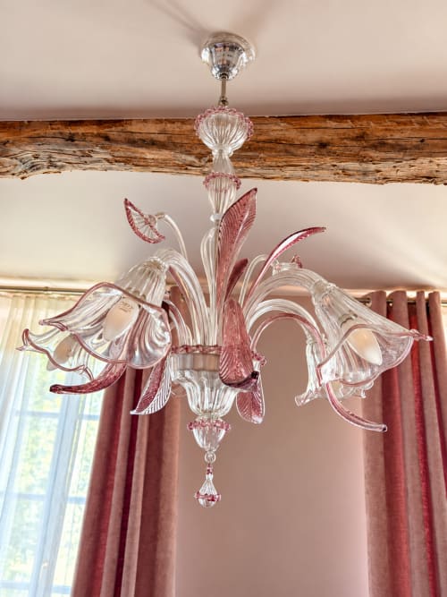 Lustre rose ouvragé aux fleurs en cloche suspendues dans la Chambre Rosalie de la Maison Crone, Castillon-en-Couserans
