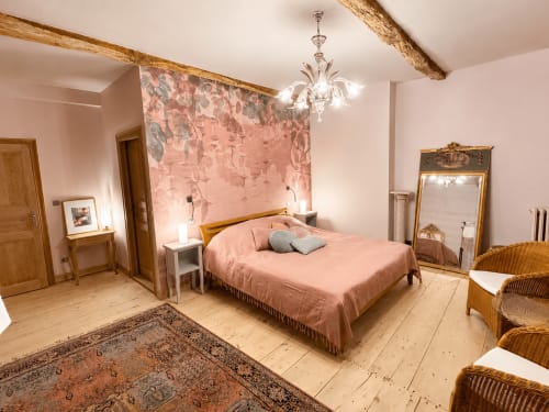 Chambre Rosalie à la Maison Crone B&B, Castillon-en-Couserans: Chambre rose avec poutres en bois, lit élégant et vue sur le jardin