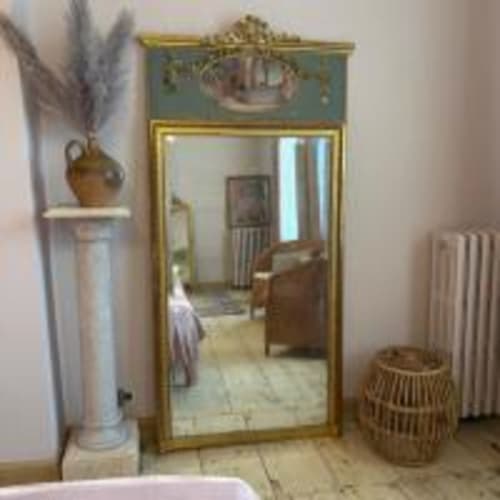 Miroir de chambre de la Maison Crone reflétant la vue sur le jardin à Castillon-en-Couserans