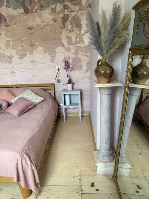 Chambre Rosalie à la Maison Crone B&B à Castillon-en-Couserans avec lit rose et décoration en herbes de la Pampa
