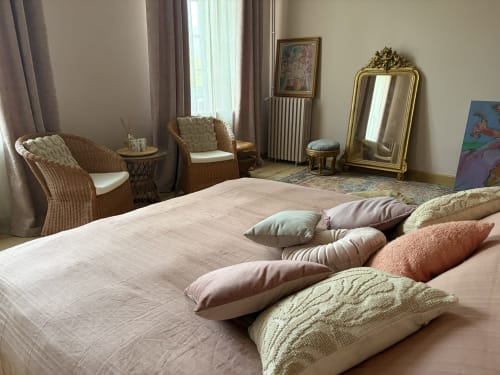 Chambre Rosalie à la Maison Crone, élégante chambre d'hôtes avec coussins décorés et vue sur jardin à Castillon-en-Couserans