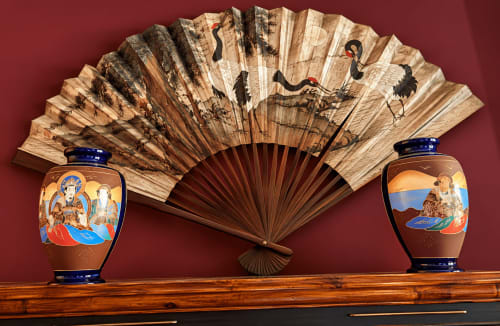 Éventail décoratif orné d'un paysage asiatique et deux vases ornementaux exposés à la Chambre des Hirondelles de Maison Crone,