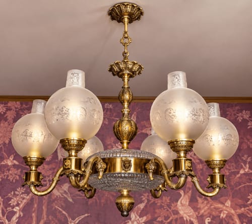 Lustre en laiton ouvragé aux globes en verre dépoli de la Chambre des Hirondelles à la Maison Crone, Castillon-en-Couserans