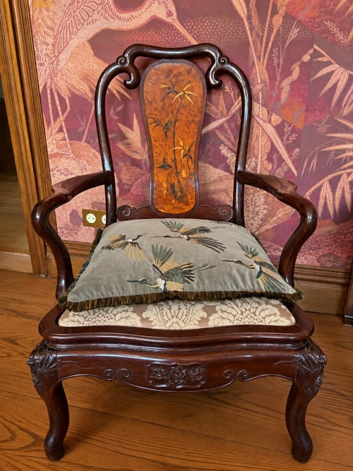 Chaise en bois ornementé à dossier incrusté à la Maison Crone B&B à Castillon-en-Couserans, France