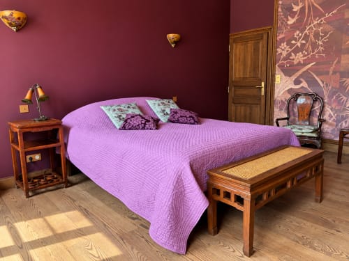 Chambre des Hirondelles à la Maison Crone B&B à Castillon-en-Couserans : lit matelassé violet et mobilier en bois