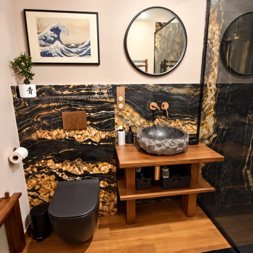 Salle de bain moderne au Maison Crone B&B, Castillon-en-Couserans, avec dosseret en marbre noir et or, vasque en pierre