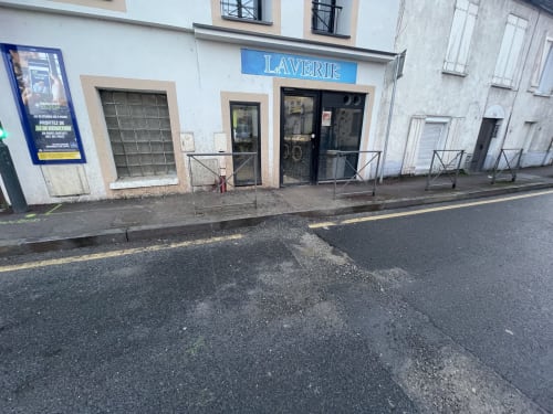 Devanture d'une laverie sur une rue du Thillay, France, près de l'hôtel Le Celtic