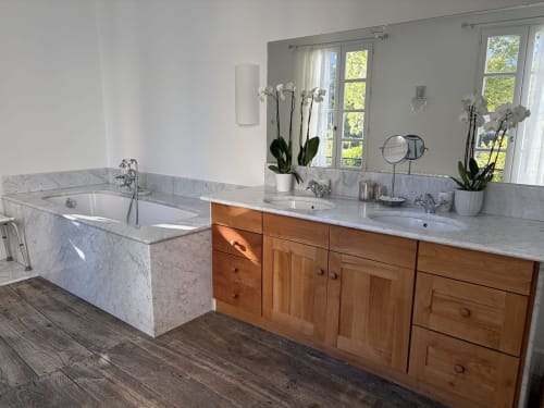 Salle de bains luxueuse à Maison Crone avec baignoire en marbre, meuble vasque en bois, doubles lavabos et vue sur le jardin à Castillon-en-Couserans