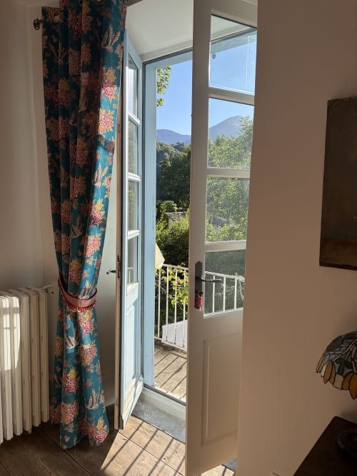 Vue depuis le balcon de la chambre Eva sur les Pyrénées à la Maison Crone, Castillon-en-Couserans