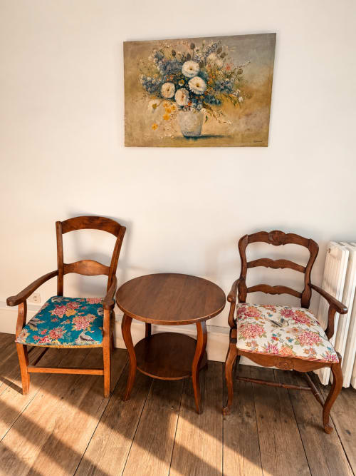 Chaises vintage en bois avec coussins à fleurs près d'une table ronde dans la Chambre Eva de la Maison Crone B&B, Castillon-en-Couserans