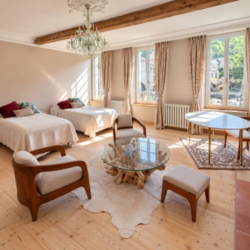 Chambre Nordique à la Maison Crone B&B à Castillon-en-Couserans avec lits jumeaux, poutres apparentes et vue sur la ville