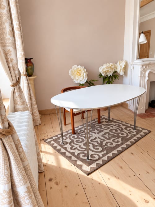 Élégante salle à manger à Maison Crone avec table ovale blanche, chaises en bois et pivoines blanches fraîches à Castillon-en-Couserans