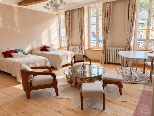 Chambre lumineuse style nordique à la Maison Crone B&B, Castillon-en-Couserans, avec lits jumeaux, mobilier en bois et vue sur la ville