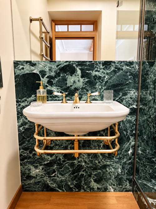 Élégant lavabo de salle de bains à Maison Crone avec dosseret en marbre vert et accessoires en laiton, Castillon-en-Couserans