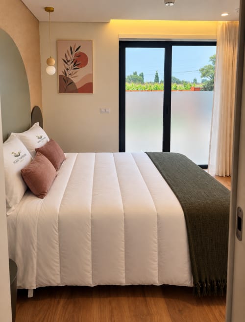 Quarto moderno na House Park em Esposende com cama queen, vista de montanha da varanda e decoração contemporânea