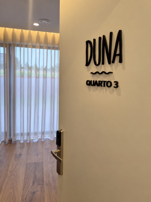 Entrada da Duna Quarto 3 na House Park B&B em Esposende, Portugal com porta moderna e sinalética minimalista