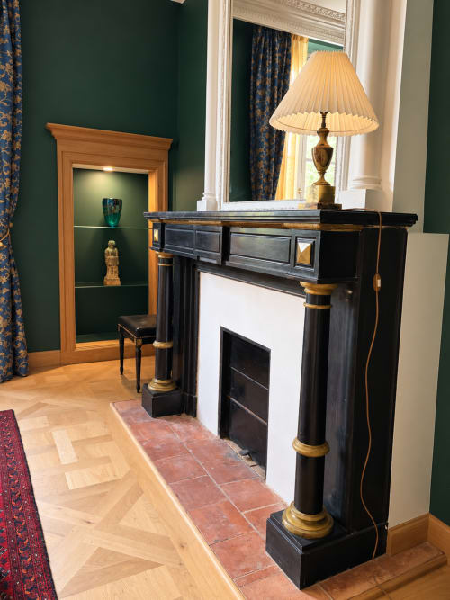 Cheminée élégante avec manteau en bois et lampe en laiton dans la Chambre Émeraude à la Maison Crone, Castillon-en-Couserans