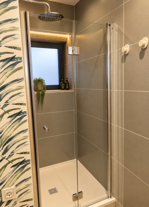 Banheiro moderno do Hotel House Park em Esposende com chuveiro tipo chuva, azulejos em tons neutros e vista para a montanha