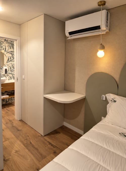 Quarto moderno em House Park, Esposende, com camas de solteiro, secretária integrada, ar condicionado e iluminação pendente