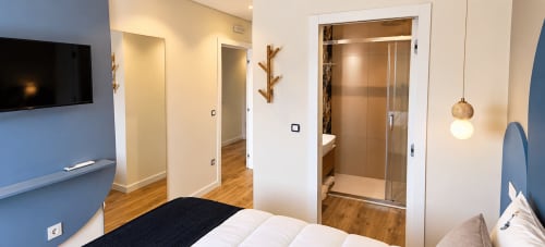 Quarto duplo moderno da House Park B&B em Esposende com vista para o rio, TV, casa de banho privada e piso em madeira