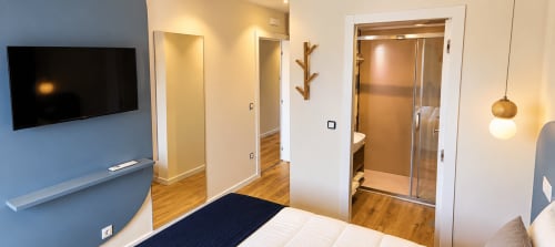 Quarto duplo moderno na House Park em Esposende com vista para o rio, TV de ecrã plano, soalho em madeira e casa de banho privada
