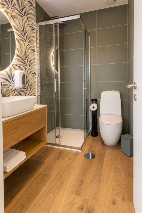 Casa de banho moderna com duche walk-in, lavatório em madeira e sanita branca na House Park B&B em Esposende, Portugal