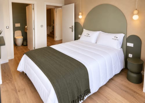 Quarto moderno na House Park B&B em Esposende com cama queen, cabeceira verde-salva e casa de banho privada